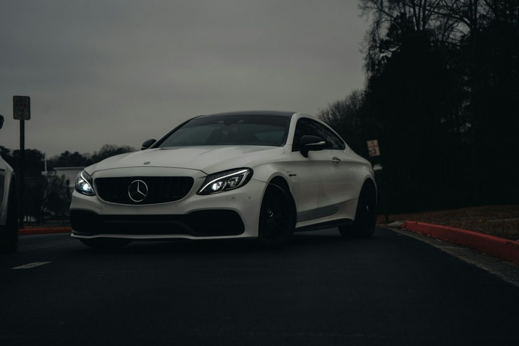 Бял спортен Mercedes на улица