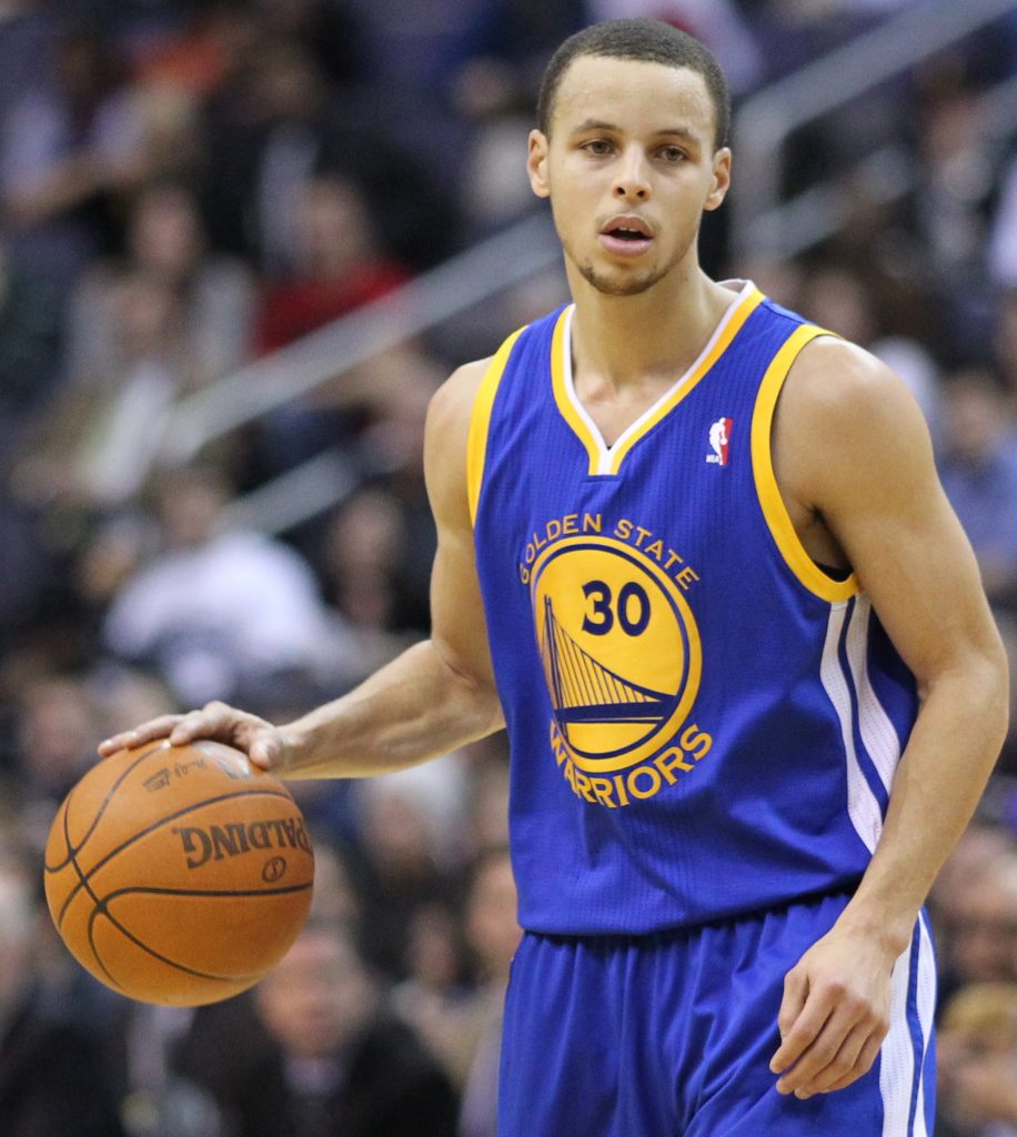 Стефън Къри с екипа на Golden State Warriors по време на мач от NBA