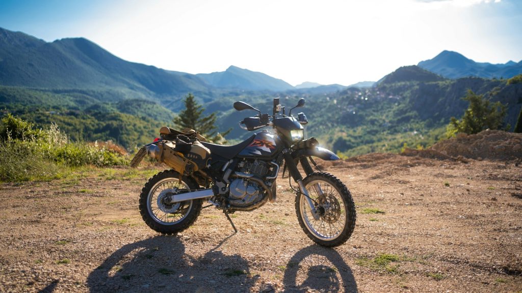 Мотор Suzuki сред планини по залез